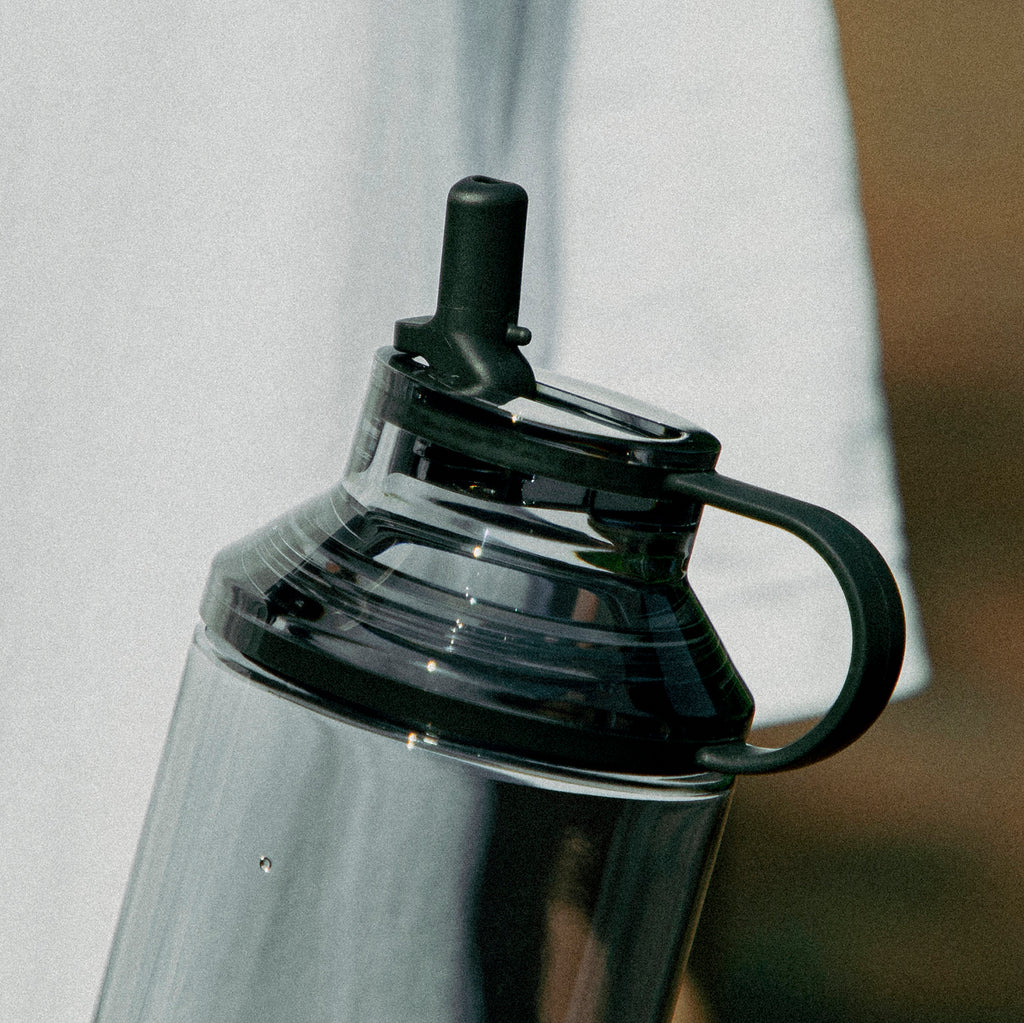 Kinto ACTIVE BOTTLE / 950 ml mit Ausgießer (2er-Set) smoke