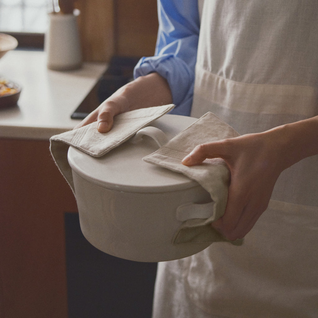 KINTO FUTO LINEN POT HOLDER 200X130MM WHITE